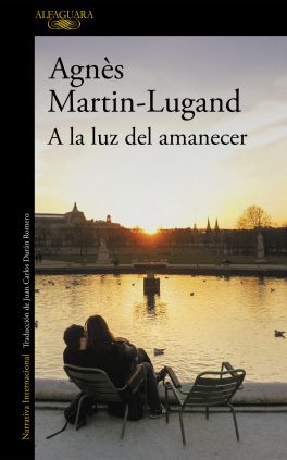 Agnès Martin-Lugand – Couverture roman – À la lumière du petit matin – Espagne Agnès Martin-Lugand - Couverture roman - À la lumière du petit matin - Espagne